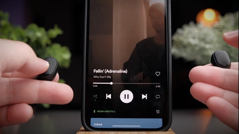 2 phím vật ở 2 bên tai của Redmi AirDots 2 có thể sử dụng để điều khiển nhạc. Nguồn: Sean Talks Tech.