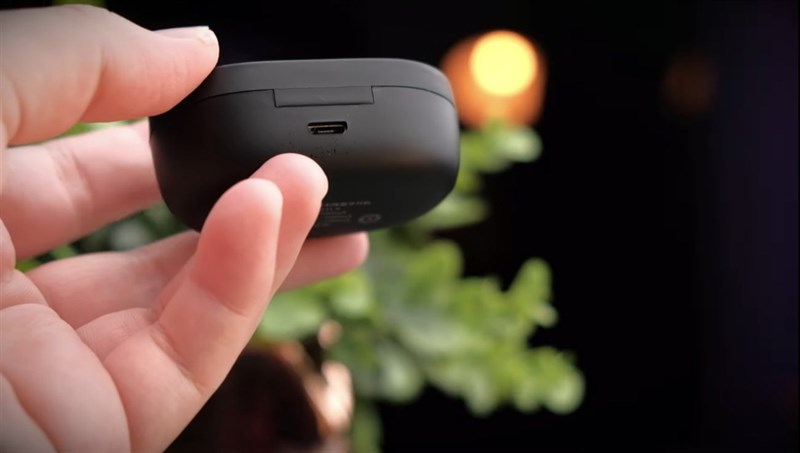 Mặt sau của hộp sạc là nơi đặt cổng sạc MicroUSB. Nguồn: Sean Talks Tech.
