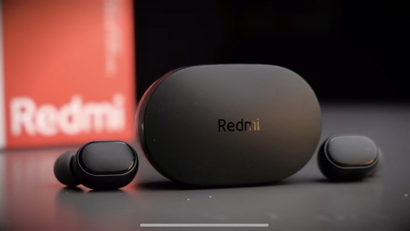 Hộp sạc Redmi AirDots 2 với thiết kế nhỏ gọn cùng tông màu đen đơn giản. Nguồn: Sean Talks Tech.