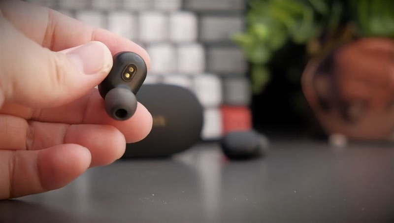 Mặt sau của tai nghe Redmi AirDots 2 là 2 chấu để kết nối với hộp sạc. Nguồn: Sean Talks Tech.