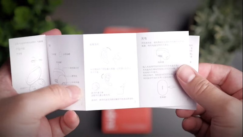Bên trong hộp Redmi AirDots 2 có sách hướng dẫn sử dụng. Nguồn: Sean Talks Tech.