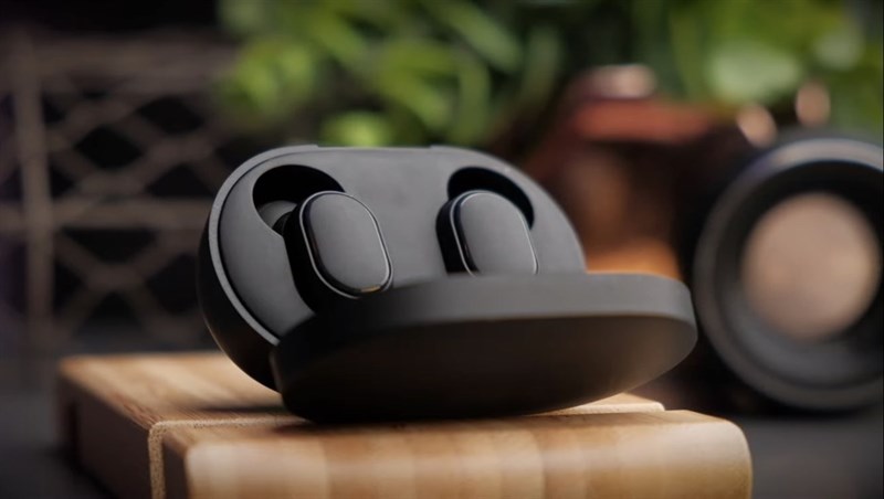 Mở ra bên trong, chúng ta sẽ có tai nghe Redmi AirDots 2 với phần thân hình bầu dục. Nguồn: Sean Talks Tech.