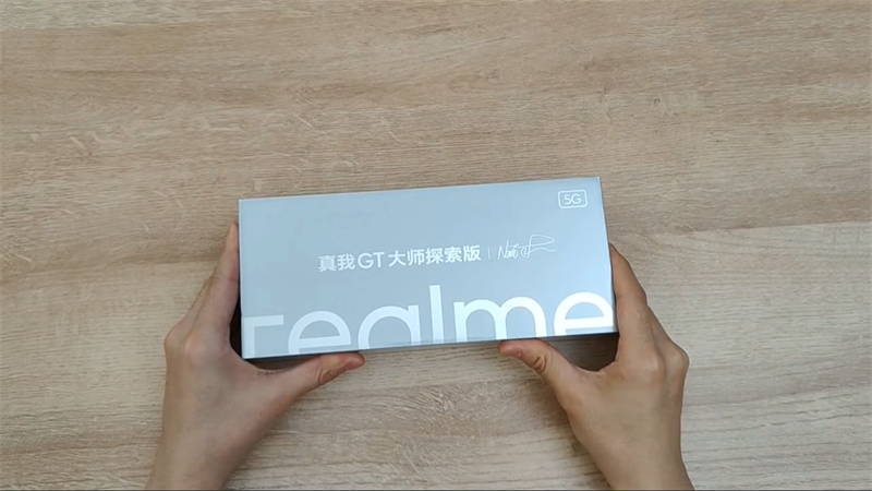 Realme GT Master Explorer Edition Hộp đựng của Realme GT Master Explorer Edition đơn giản nhưng không kém phần sang trọng