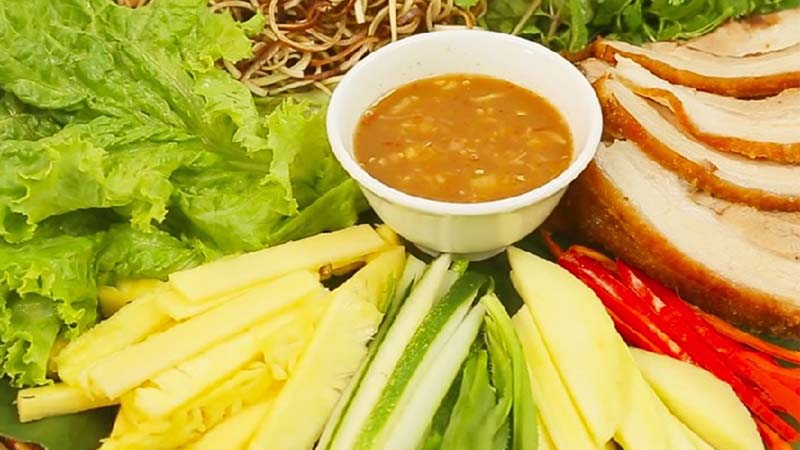 Món bánh tráng cuốn thịt heo ngon đủ vị