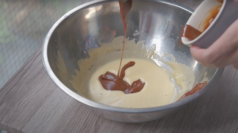 Trộn hỗn hợp trứng cùng caramel