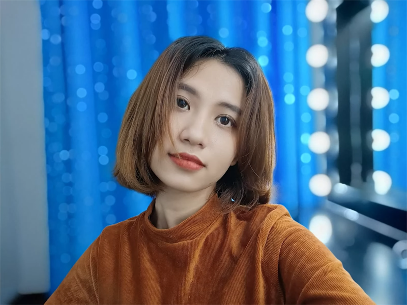Ảnh chụp selfie xóa phông Bokeh Flare trên Reno6 Z 5G.