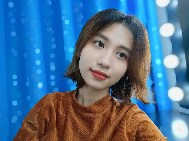 Ảnh chụp selfie xóa phông Bokeh Flare trên Reno6 Z 5G.