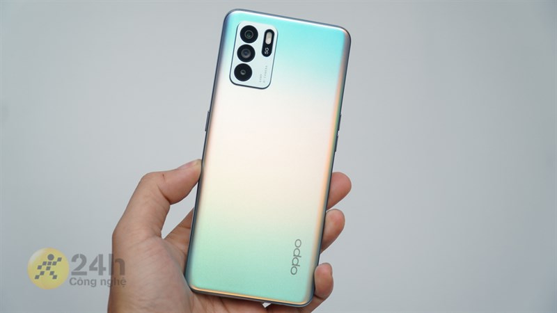 Reno6 Z 5G có thiết kế nhỏ gọn và cho cảm giác cầm nắm tốt. Nhưng mình thấy thiết kế này không ấn tượng như Reno6 5G.