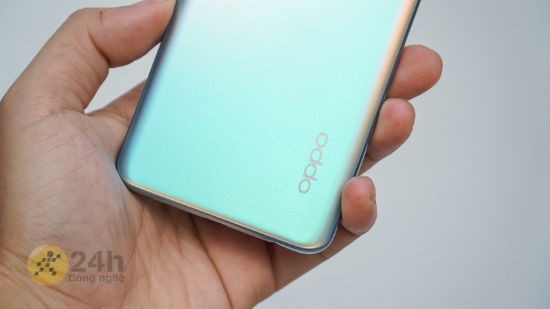 Mặt lưng chuyển biến màu sắc của OPPO Reno6 Z 5G được làm nhám, cảm giác sờ vào rất thích. Mặt lưng chuyển biến màu sắc của OPPO Reno6 Z 5G được làm nhám, cảm giác sờ vào rất thích.