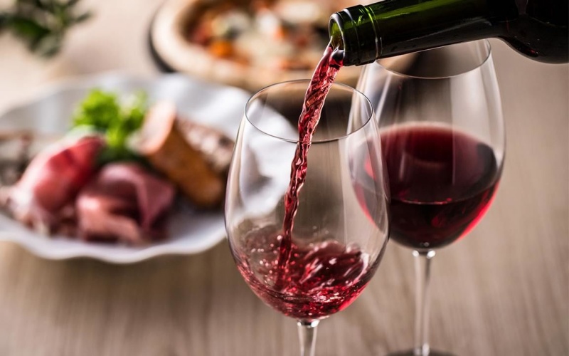 Kích thước chai rượu vang chuẩn cho mỗi bữa ăn?