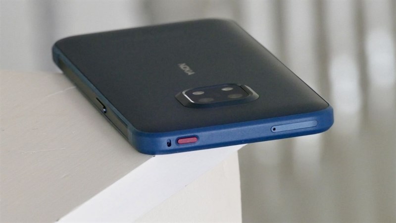 Cạnh trên với phím khẩn cấp của Nokia XR20. Cạnh trên với phím khẩn cấp của Nokia XR20.
