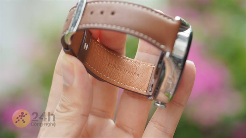 Huawei Watch 3 có 2 phiên bản là dây silicone đen và dây da nâu