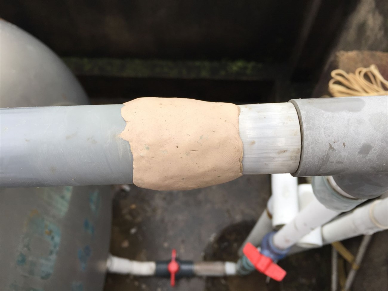 Vỡ đường ống dẫn nước dẫn đến tình trạng rò rỉ nước