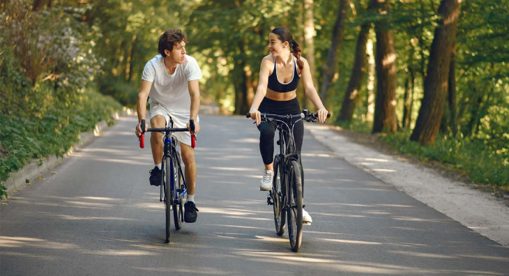 Cùng nhau đạp xe là một hoạt động rất vui và khỏe mạnh. Hãy xem bức ảnh để thưởng thức những khoảnh khắc tuyệt vời này.