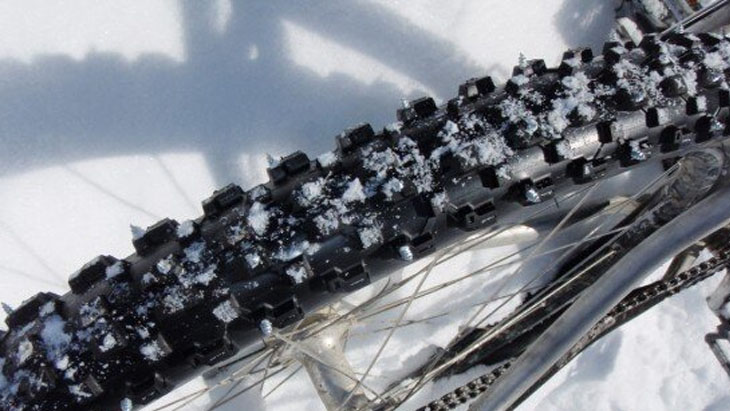 Lốp xe đạp đi trong tuyết được thiết kế rất dày với những lớp gờ liên tục và thô