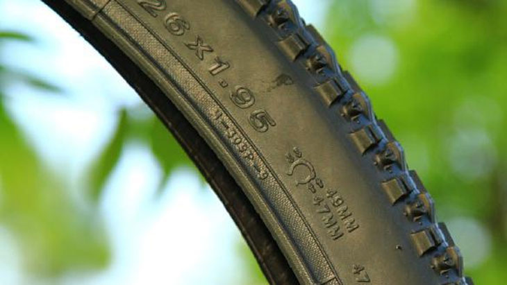 Kich thước lốp xe thường được in nổi trên bề mặt lốp