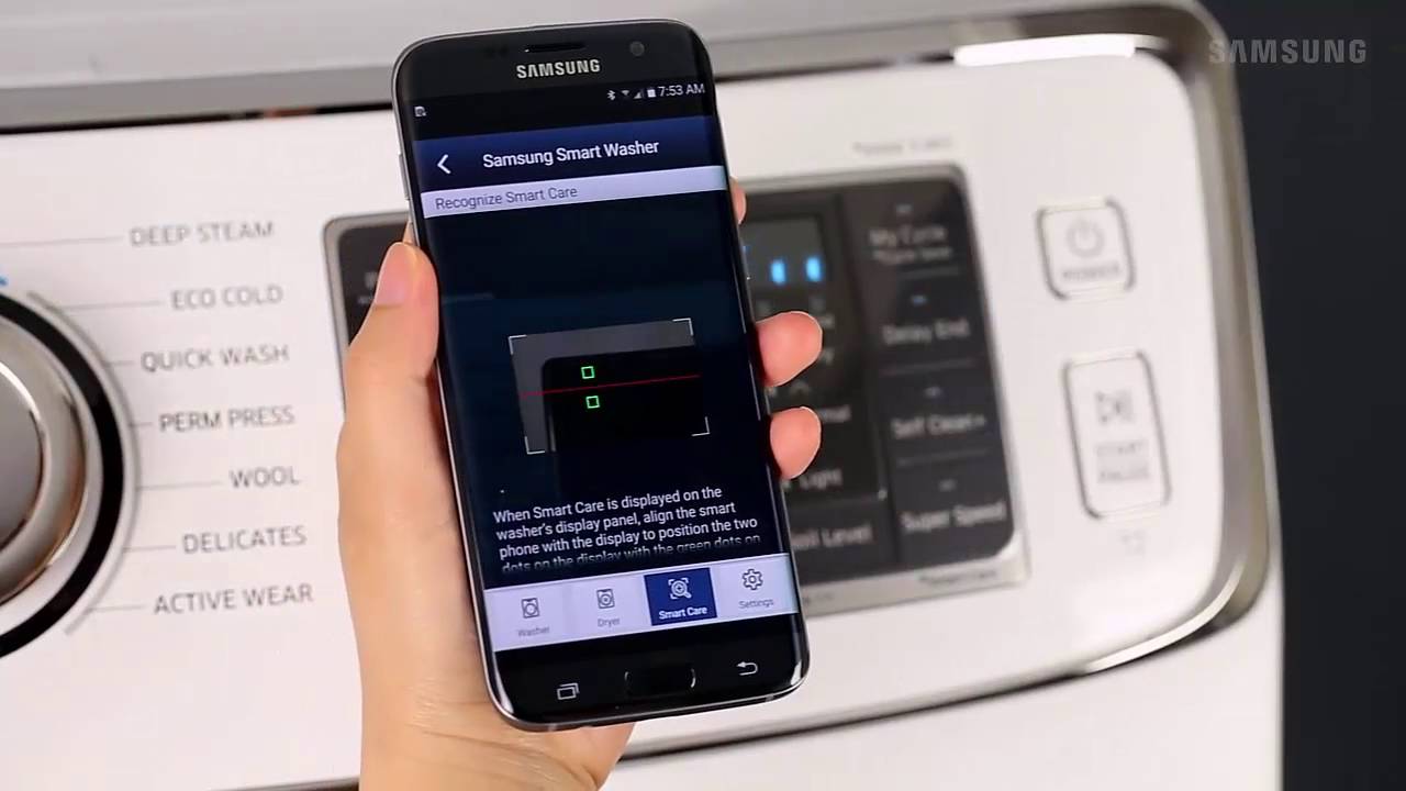 Bạn dùng điện thoại để quét mã kiểm tra thông minh ở trên bảng điều khiển hiển thị của máy giặt