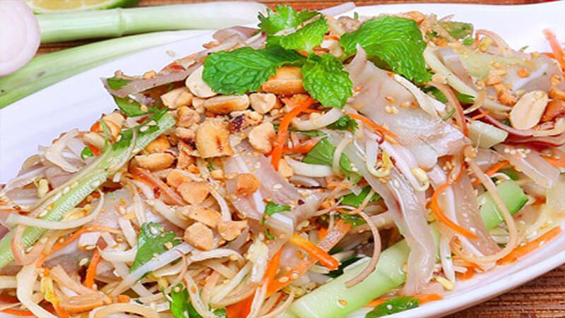 How to make crispy, delicious green and white mango pig ear salad