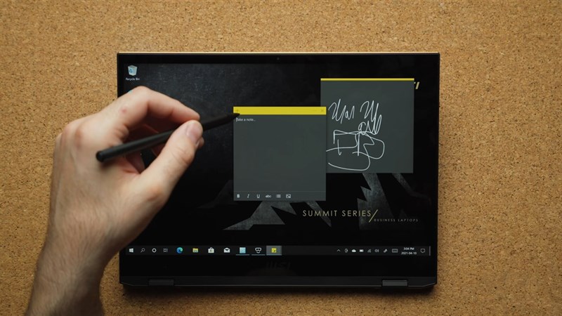 Màn hình MSI Summit E13 Flip Evo có hỗ trợ cảm ứng và hãng cũng tặng kèm bút cho người dùng. Nguồn: Matthew Moniz.