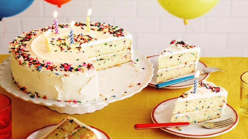Summary of 4 ways to make simple birthday cake decorations