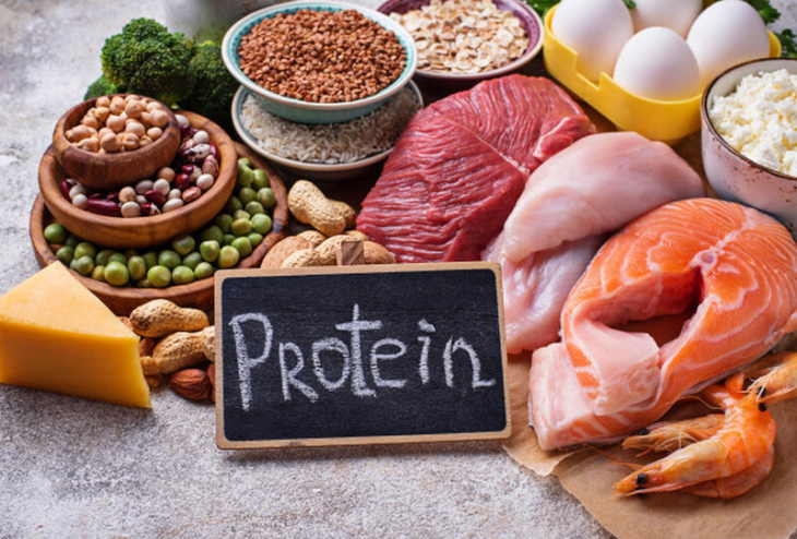 Thực phẩm chứa nhiều protein (trứng, sữa, thịt)