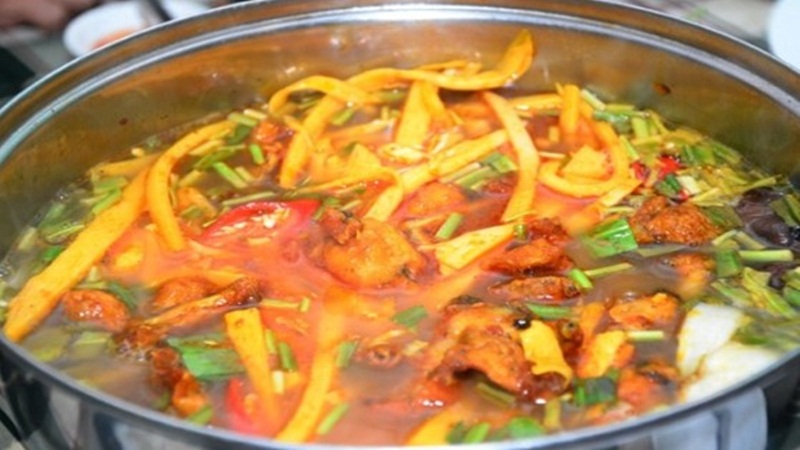 Nấu lẩu ếch măng cay