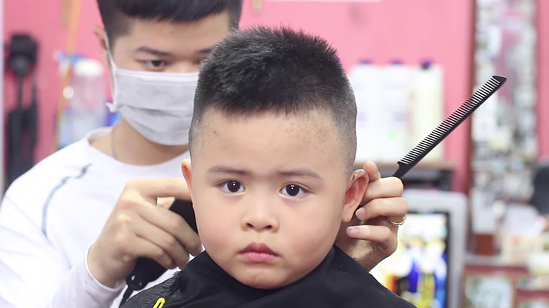 Tóc đầu đinh ngắn Butch cut phù hợp cho bé mặt tròn