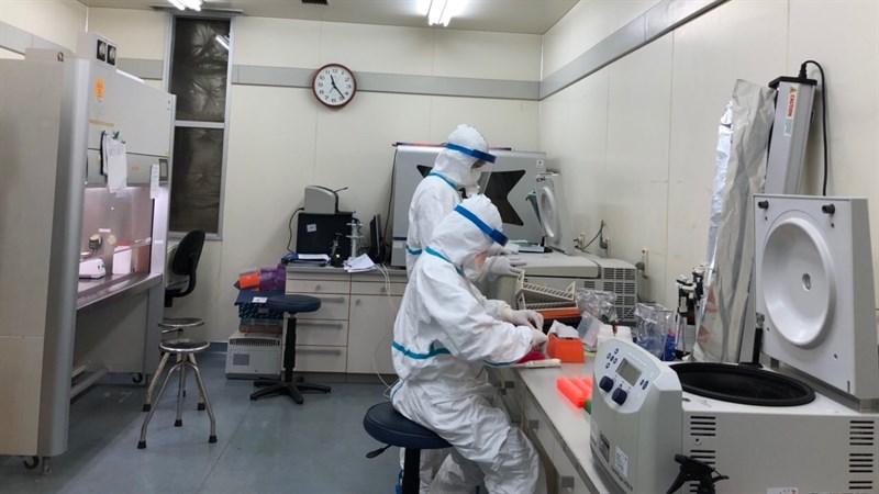 Xét nghiệm PCR đòi hỏi các hệ thống máy chuyên dụng và thực hiện tại phòng thí nghiệm