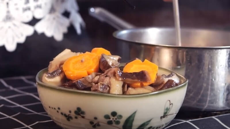 How to make delicious and nutritious braised chicken with mushrooms (dried shiitake)