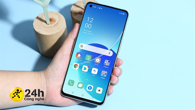 Cảm giác cầm nắm OPPO Reno6 5G là tương đối tốt nhờ các cạnh viền vuông vức.