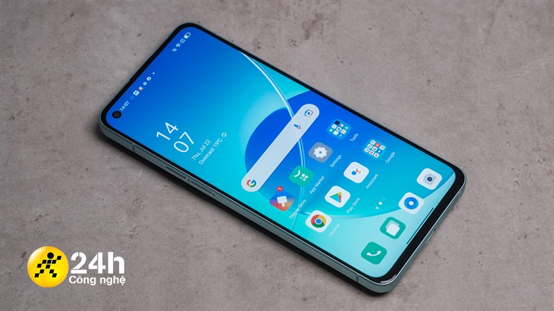 Màn hình của OPPO Reno6 5G có các viền xung quanh tương đối mỏng và cân đối.