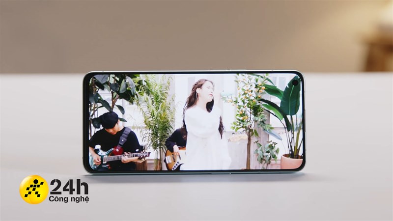Chất lượng hiển thị của màn hình trên Reno6 5G là rất tốt, xem phim hay chơi game quá đã luôn.