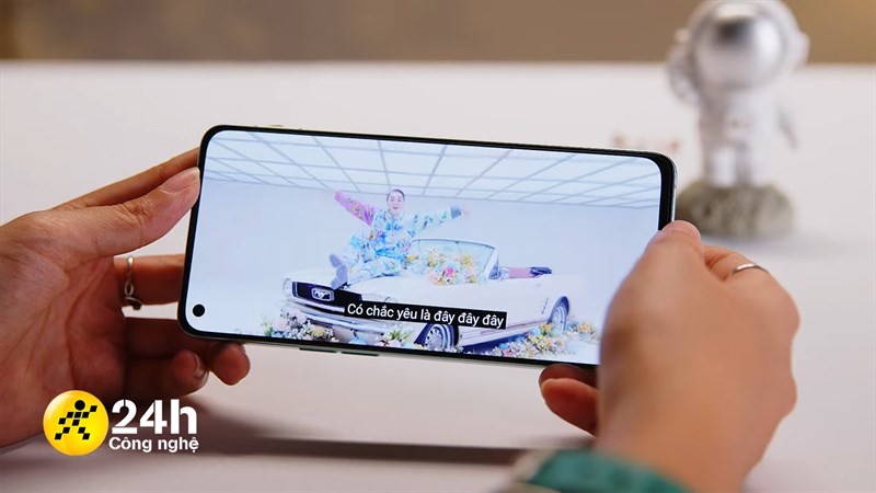 OPPO Reno6 5G sở hữu màn hình 6.43 inch cùng độ phân giải Full HD+, hỗ trợ tốc độ làm tươi 90 Hz.