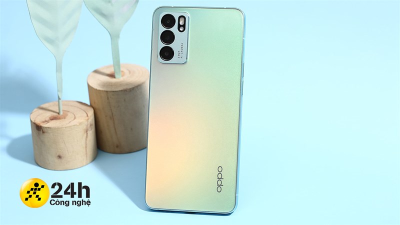 Mặt lưng của OPPO Reno6 5G có thể chuyển đổi nhiều màu sắc khác nhau tùy vào góc nhìn.