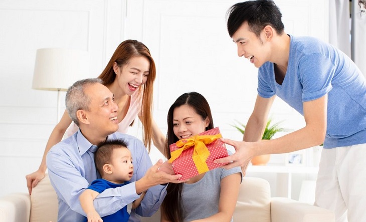 Ý nghĩa của việc chọn quà ra mắt bố mẹ người yêu