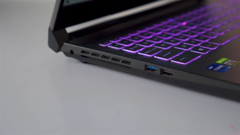 Cạnh trái của MSI Pulse GL76. Nguồn: Laptop Media.