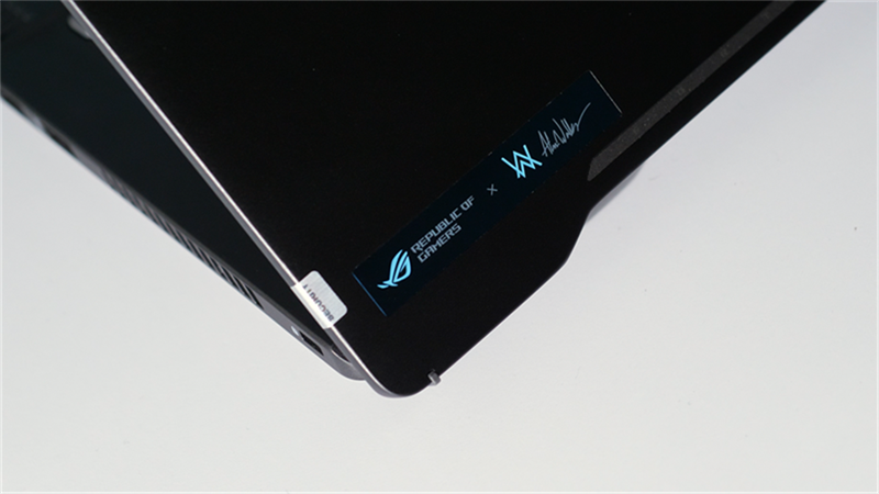 Logo AlanWalker cùng chữ ký độc quyền và Asus ROG sáng lên ánh màu xanh.