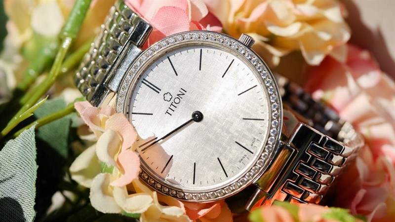 Tùy vào loại đồng hồ bạn quan tâm, mà nó có thể chạy bằng pin hoặc bằng máy cơ