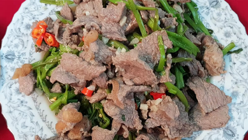 How to make stir-fried buffalo meat with water spinach, the meat is soft and not chewy