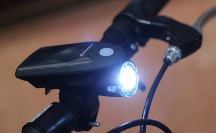 Lưu ý hệ thống sạc pin khi chọn mua đèn xe đạp thể thao