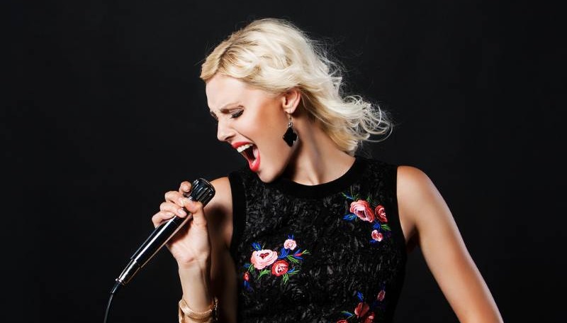 What is the impedance of the Microphone? What effect does the microphone sound quality?