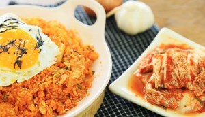 Cách làm cơm chiên tôm kim chi thơm ngon lạ miệng đổi vị cho bữa ăn