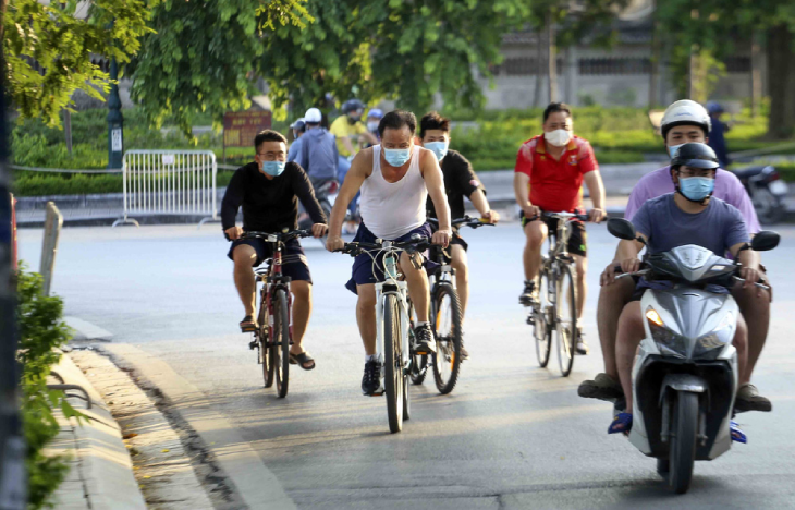 8 điều cần lưu ý khi đạp xe ngoài trời trong dịch Covid-19 > Nên đeo khẩu trang hoặc các loại khăn che mặt