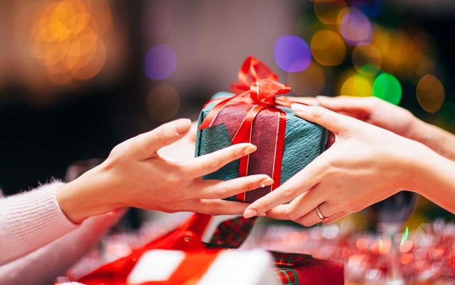 Bật mí cách mua quà tặng bố mẹ chồng cho các nàng dâu