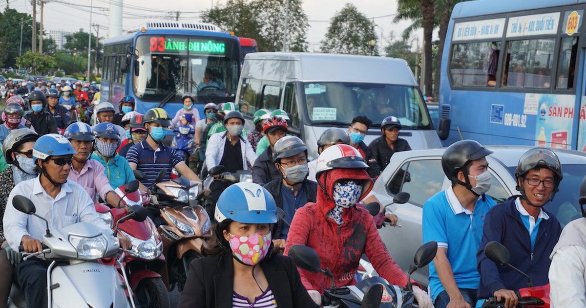 Người dân Thành phố ồ ạt đổ ra đường đi làm khiến không khí bị ô nhiễm bởi khói xe