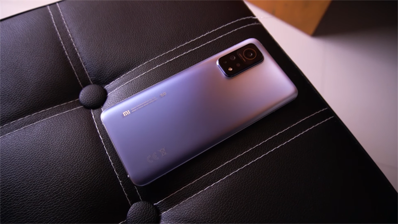Xiaomi Mi 11T có mặt lưng nhám giúp hạn chế mồ hôi, vân tay