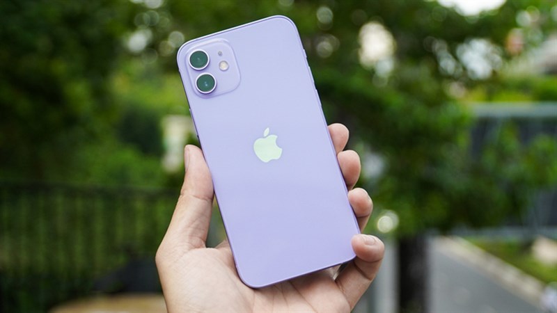 Ưu đãi mùa dịch quá hấp dẫn, iPhone 12 giảm giá tiền triệu
