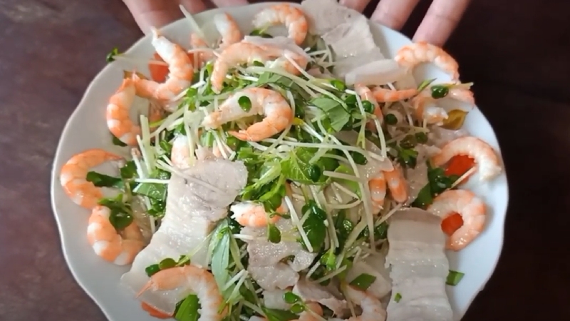 How to make a simple and delicious meat shrimp sprout salad at home