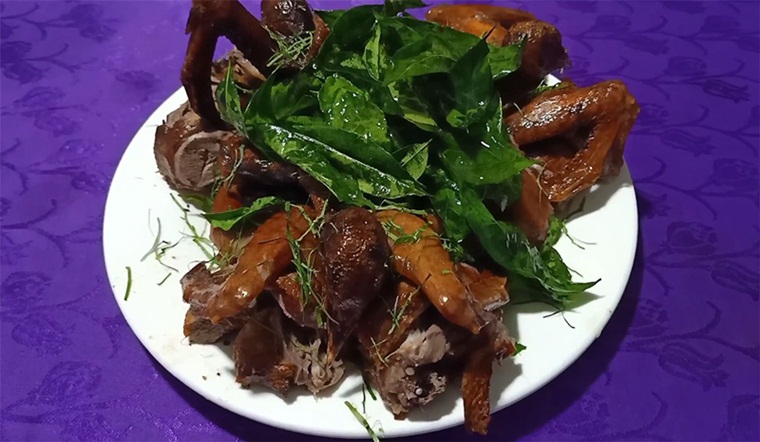 Bỏ túi cách làm món chim bồ câu quay ngũ vị thơm lừng đơn giản