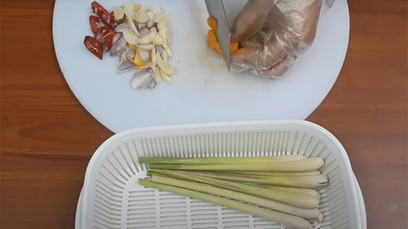 Cắt lát ớt, hành, tỏi, gừng và nghệ